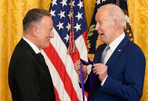 Her får Bruce Springsteen medalje av president Joe Biden