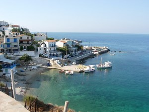 CNN explores the Greek island where people forget to die (watch video) - ProtoThema English