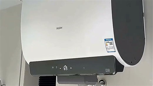 海尔双胆高效节能热水器，采用双胆分层加热技术，节能省电更耐用。24小时恒温供水，满足全家洗浴需求。小巧机身节省空间，安装便捷，适合现代家庭 bathroom 使