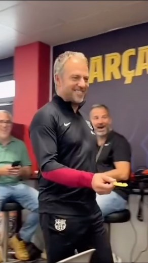 Fabrizio Romano on Instagram: "👀 During last week’s press conference, Hansi Flick had problems with his throat… as he had to stop the presser many times. Then so Spanish journalist @xavilem gave him three 𝐜𝐚𝐧𝐝𝐢𝐞𝐬 which helped to continue the conference 🍬 …finally on Friday, the first thing Hansi Flick does after entering in the press area was to give all the candies back to the journalist while smiling! 😄🤝🏻"