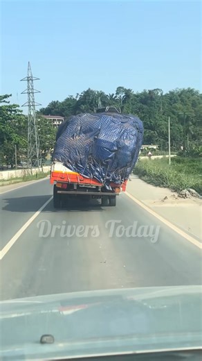 The load on this truck is falling off and nobody seems to care and this may lead road hazards #fypシ゚ #reelsvideoシ | Drivers Today