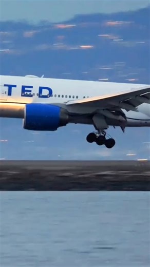 United Airlines Boeing 777-222(ER), registration N204UA, lands at San Francisco International Airport following service from New York #sfflights #unitedairlines #boeing777 #planespotting #sfoairport | SF.Flights
