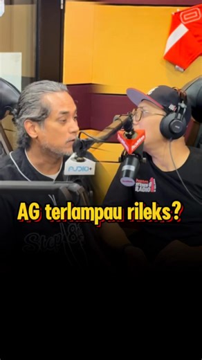 Fara tanya soalan tu mesti dengan harapan Dr Hazwan cakap tak boleh training mendaki dah waktu sekarang ni sebelum tawan puncak Kinabalu. Sekali, Dr Hazwan cakap boleh 🤣 Ketua Perubatan Sukan Selangor FC (SFC), Dr Hazwan @hazwan_khair pun akan join Bekpes Hot tawan puncak Kinabalu 14 November ni tau! Dalam seminggu lebih lagi, Bekpes Hot akan tawan Puncak Kinabalu! 🗻 Bekpes Hot nak bersiaran luar selama 24 jam sambil mendaki gunung! #HotFM #BekpesHot #YangHangatDanTerbaik #RadioNo1 #KJjadiDJ #