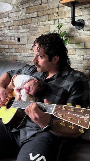 Playing her favourite lullabies 💤 #fyp #guitar #martinguitar #music #jasonisbell #jasonmraz #morganwallen #newbornbaby