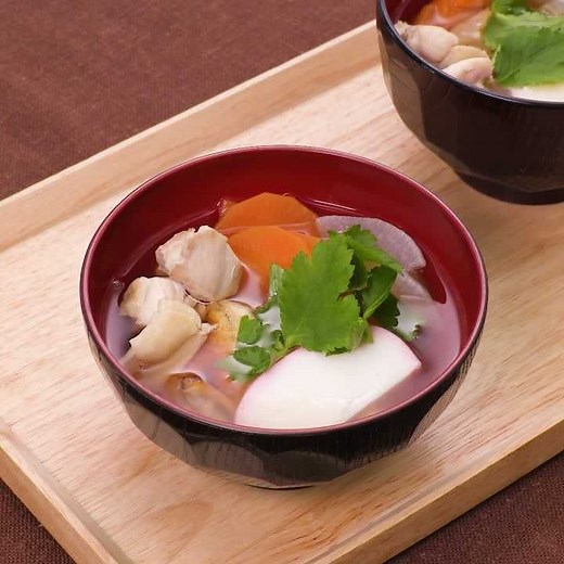 しょうゆベースのお出汁で！関東風のお雑煮の作り方 | デリッシュキッチン