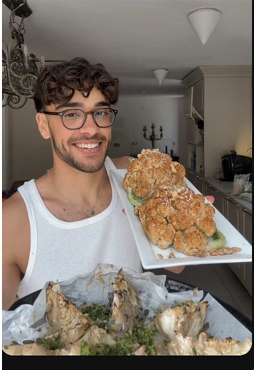 כרובית בתנור: 1. מניחים כרובית שלמה על צלחת עם שכבה דקה של מים. 2. מכניסים למיקרוגל ל־20 דקות, עד שהכרובית מתרככת קלות. 3. מכינים תיבול בקערה: - 2 כפות חרדל - כף סילאן - מלח - כפית צ'ילי גרוס 4. מוציאים את הכרובית, מורחים עליה את התיבול. 5. מכניסים לתנור על חום עליון 220 מעלות ל־20 דקות או עד השחמה יפה. כרוב בתנור: 1. חותכים כרוב ל־8 חלקים (לא עד הסוף) וקושרים בסרט. 2. מניחים על צלחת עם שכבת מים, מכניסים למיקרוגל ל־20 דקות. 3. מכינים תיבול בקערה: - 5–6 כפות שמן זית - 2 כפות סילאן - מלח ופלפל לפי