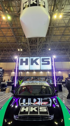 【TAS2026 #HKS 注目ブース】 HKSブースではGT-R R35/GRヤリス/シビックタイプR FL5の3台が展示！🔥 先日いきなり筑波で分切りした"HKS Racing Performer FL550R"を間近で❗️ まさしくタイムアタックの実戦から磨かれた商品に世界から注目が集まるのは間違いなし！🌍 また"THE HKS R35 GT-R DIMENSION Z"は VR38DETT×4.3L×GT5565_BBタービンを搭載！なんと1,300馬力を狙う❗️🐎💪 車両トータルカスタマイズを提案する「THE HKS」 もう1台は"GR YARIS Gen2 DIMENSION Y" 新開発フルタービンキットにパワーエディターRによる追加インジェクター制御で大幅パワーアップ⤴️ また谷口信輝選手のゴールドサイン入り『HKS R35 GT1000 』のモデルカーが数量限定！これは見逃せない！ チューニングの最先端を要チェック✅ #HKS #R35 #シビックタイプR #GRヤリス #東京オートサロン2026 PR | Video Option