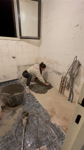 Victoria Floc’h on Instagram: "Avant de me lancer dans la rénovation de ma nouvelle salle de bain ( résolution 2026 💪) , petit retour 2 ans en arrière… Un souvenir de ma toute première salle de bain rénovée qui etait ma résolution 2024 ! Et si j’ai réussi à aller jusqu’au bout, alors croyez-moi : vous aussi, vous en êtes capables! Alors ajoutez une nouvelle résolution à votre liste 2026, ne doutez plus, osez… et lancez-vous ! c’est tout ! Très belles fêtes de fin d’année à toutes et à tous #des