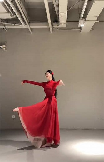 Explore Elegant Qipao Dance Styles and Fashion