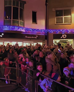 Huge crowds packed Weymouth’s Millennium Square yesterday evening to see competition winner Sophie helped by Peter Pan & Mrs Smee from the Weymouth Christmas Pantomime at Weymouth Pavilion switch on the town’s Christmas Lights! 🤩🎄🎅🏻 Big thanks to We Are Weymouth UK for organising the event, Weymouth Town Council for the lights, Weymouth & Portland Lions Club for joining in the fun and everyone who turned up, dressed up, had fun and helped raise funds for The Lions Charities ! Make sure you H