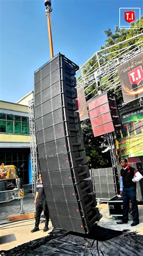 What kind of speaker takes a full team to install?" → MAX212 dual 12'' line array. Built for serious stages 🔊💪 Do you like this hanging linear array? • Dual 12'' LF Dual 8'' MF Dual 3'' HF (Neodymium Drivers) Perfect for church, shows, concerts, and large events #soundsystem #livesound #prosound #proaudio #sonido #audioprofesional #sonidoprofesional #altavoz #sonidos #audiosystem #acoustic #stagesound #linearraysound #linearraysystem #loa #amplifier #digitalamplifier #linearray #speaker #club 