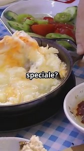Uova strapazzate cremose con spinaci e pane integrale tostato