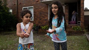 Whoa! Giant hail has lashed Sydney and it's hard to say who fared worse - commuters or uncovered cars 😬 Read more about the Sydney thunderstorms here: http://bit.ly/2CpDhYO | The Sydney Morning Herald