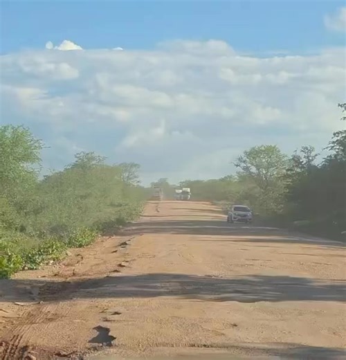 This video, shared by a Zimbabwean woman on social media, shows a deeply tragic reality of our country, Zimbabwe. She refers to this as an international road. What she means is that it is a road that connects Zambia to Zimbabwe and then onward to South Africa. It is a major international trade route. The government of Zimbabwe collects toll fees on this road. It collects fuel taxes from vehicles that use it. It collects road motor tax. In total, it collects several different taxes linked directl