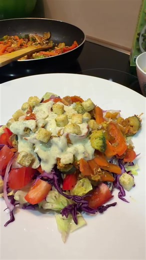 Mein Lieblingssalat 🤩 REZEPT : Zutaten (2 Portionen) \t•\t1 Kopfsalat oder Salatmischung \t•\t1 Paprika \t•\t1 Zucchini (oder Gemüse nach Wahl) \t•\t1 kleine Zwiebel \t•\t1 Knoblauchzehe \t•\t1 Hähnchenbrust (optional) \t•\tPaprikapulver, Salz, Pfeffer, Chili \t•\tÖl zum Anbraten \t•\tCroutons (optional) Dressing: \t•\t200 g Joghurt \t•\t1–2 EL Sriracha-Mayo \t•\tSaft von ½ Zitrone \t•\t1 Päckchen Salatkräuter Zubereitung Salat schneiden und in eine Schüssel geben. Gemüse klein schneiden. Zwieb