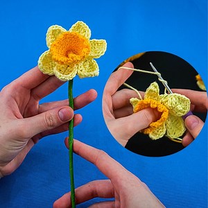 How to crochet a daffodil - a tutorial for beginners! | Miarti - Crochet and Knitting | Facebook