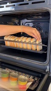 4.1M views · 5.7K reactions | Here’s a super smart way to quickly toast some bread slices  It’s so easy, it only takes 8 minutes! METHOD Preheat the oven to 190°C/375°F, arrange the slices of bread between the racks, and bake for 8 minutes.  Perfect anytime, you won’t stop doing it! | Cookist Wow | Facebook