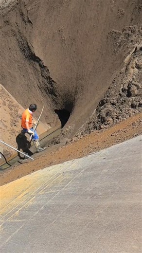7.8K views · 107 reactions | The process of a self-unloading ship unloading silt and sand ore #sand and gravel #self-unloading ship #canal #unloading #crew #loading and unloading ship #ore #silt | 丁掌柜 | Facebook