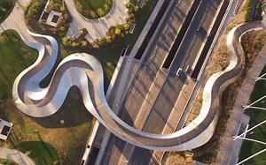 鸟瞰像极了匍匐在地上的巨蟒-美国芝加哥BP人行天桥(SOM) 桥梁建设总投资一千五百万美元为了便于残疾人上下确定了一个类似于爬行动物，像蛇一样爬行的桥梁布置