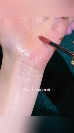 Spring Peachy Pink Lip Gloss for a Fresh Look