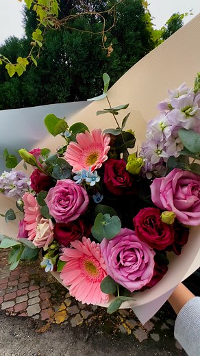 When colours come together like magic ✨ Meet the Berry Beauty - where soft pink gerberas dance with lovely purple roses and rich plum eustoma, and every bloom tells its own story. There's something so special about how these unexpected color combinations create pure harmony 💜🌸 Perfect for those moments when you want to celebrate someone amazing (or treat yourself, because why not?). What milestone are you celebrating this week? | Flower Chimp