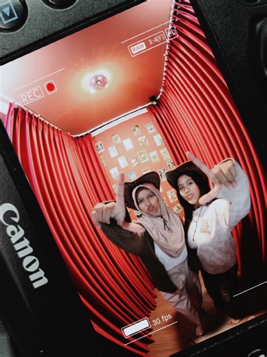 “Satu frame, banyak tawa, segudang cerita 📸✨” Langsung datang dan gak perlu booking, harga juga hemat di kantong. Udah gitu tempatnya rapi, bersih, nyaman dilengkapi properti tambahan buat foto-foto Cantik💅✨️ DE'MI STUDIO BUKA SETIAP HARI 10.00 - 21.00 WIB J. Buaran Wetan A No.3, RT.003/RW.015, Tanah Tinggi, Kec. Tangerang, Kota Tangerang More info: @demistudio.id https://linktr.ee/demistudio24 #selfphoto #photobooth #photobox #selfphotoshoot #demistudio