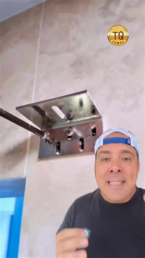 🚪✨ Porta de correr sem trilho aparente? Olha essa solução! Esse guia invisível deixa a porta com efeito flutuante, trazendo um visual moderno, limpo e muito mais elegante para o ambiente. Sem trilho superior aparente, sem poluição visual e com acabamento profissional. Ideal para quem busca praticidade sem abrir mão do design. No vídeo mostro como funciona e o resultado final impressiona! #PortaDeCorrer #DicasDeCasa #AcabamentoPerfeito #Reforma #IdeiasParaCasa | Maycoln Dicas e Truques