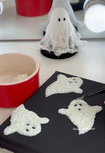 DIY Halloween Ghost Canvas that Glows in the Dark