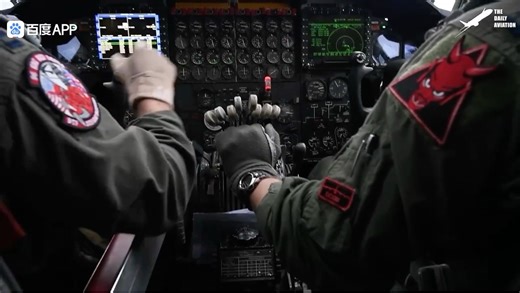 美国B-52作战舱内画面曝光！B52维护过程流畅严谨