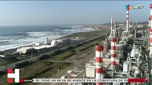 611K views · 37K reactions | #Pemex completó la compra de la refinería #DeerPark en Estados Unidos por 20 mil millones de pesos sin endeudar al país, ya que los recursos provienen del Fondo Nacional de Infraestructura y de acuerdo con los expertos, así México dependerá menos del exterior al producir 340 mil barriles diarios. El reporte de César Méndez. | Azteca Noticias | Facebook