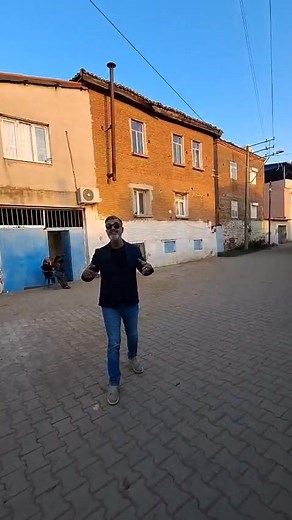 Özcan emlak'tan İzmir tire kızılcavlu köyünde ödemiş ile tire arasında her iki ilçeye yakın köy ova köyü olup Ulaşım sorunu yoktur her daim köy dolmuşları ve ESHOT olup evimiz toplam 272 m2 içinde büyük bahçesi ile 2 adet tadilat isteyen ev 🏨 olup az para ile çok iş yapabileceğiniz güzel bir evdir alıcısına hayırlı olsun Telefon 📞05365813582 | TC Özcan Çimrin