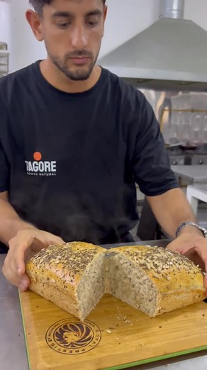 Juan Del Bono | Alimentación Saludable on Instagram: "🥖PAN DE MOLDE SALUDABLE🥖 Ingredientes 300 g de harina integral fina 200 g de harina de trigo común ( pueden hacerlo 100% integral pero se desgrana un poco) 35 g de levadura fresca o 1 sobre de polvo de hornear o si quieren usar levadura seca unos 10 g 1 cucharadita de sal marina 1 cucharada de azúcar o miel (Para activar la levadura) 300 ml de agua tibia 2 cucharadas de aceite de oliva o girasol 50 g de semillas mixtas (chía, lino, girasol,