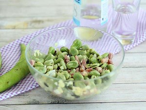 Recette de salade de fèves et lardons facile et rapide