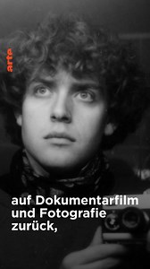 Die Welt in den 1980ern: Die-AIDS Epidemie ist in vollem Gange und die Angst geht um. Der Schriftsteller und Fotograf Hervé Guibert dokumentiert seinen eigenen Verfall in Bildern und Texten. Wie die Krankheit ihn und seine engsten Vertrauten veränderte und bis zu seinem Tod begleitete, erzählt er hier→ https://so.arte/guibert | Arte