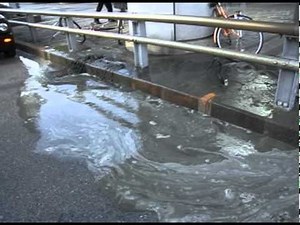 液状化の瞬間 2011年3月11日東日本大震災直後の幕張副都心