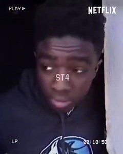 Stranger Things 4 ɟɟo pǝʞɔᴉʞ ʎllɐᴉɔᴉɟɟo sɐɥ | Netflix