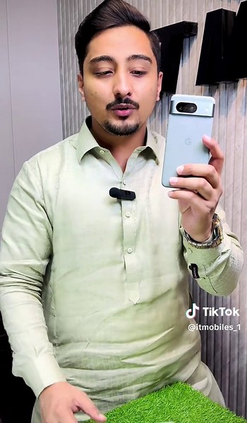 Google Pixel 8: Hot Model Unboxing