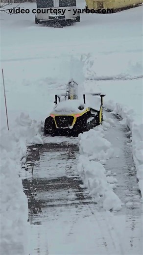 This Robot Replaces Snow Shoveling Forever 🤯❄️