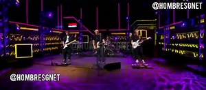 Te dejé marchar - Hombres G Canción compuesta por David Summers (letra) y Dani Mezquita (música) para la cantante española Luz Casal, que se incluye en su disco "Luz V" publicado en 1989. He soñado con tus manos, Pintando el cielo de gris Con cuidado muy despacio... Yo mirando desde aquí En un jardín de lágrimas, Lágrimas por ti... Hemos vivido en una isla Tanto tiempo juntos flotando sobre el mar Yo te he visto jugando con las olas Y la arena acariciar... Yo sabía que te quería Y te traje dentr