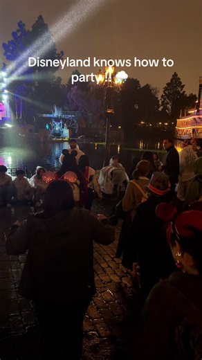 Disney dj’s know how to get the crowd going #DisneyVibes #HappiestPlaceOnEarth DisneyMoments #DisneyStyle #Baile #payasoderodeo