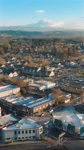 Sumner Main Street Association on Instagram: "Shopping has never been sweeter! Our downtown is all dressed up for the holidays- straight out of a #Hallmark movie 💛🛍️ We can’t wait to see you! #sumnerwashington #sumnerwa #sumnertownusa #shoplocal"