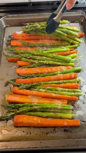 Our veggies were looking a little lonely, so we made them a delicious Lemon Dijon Marinade. 🍋 Get the recipe below: INGREDIENTS For the marinade: ¼ cup Dairy Free Becel Plant Butter – Salted Brick (melted) 1 tbsp Dijon mustard 1 tbsp lemon juice 1 tsp honey or maple syrup ½ tsp garlic powder ½ tsp salt ½ tsp black pepper Vegetables of choice: We're going with carrots and asparagus since they're in season in 🇨🇦! 📌 SAVE this easy weeknight dinner cheat code! | Becel