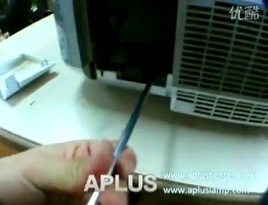 日电 NEC NP2000 投影机灯泡的更换