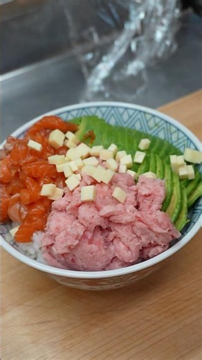 くら寿司のサーモンアボカドチーズを丼にしてみた