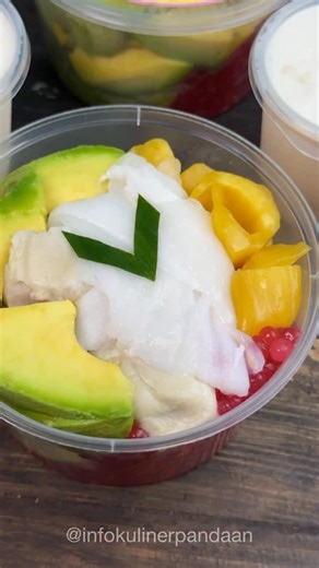 Jeni Ekarini on Instagram: "Es Teller di Sukorejo ada yang se-enak ini, highly recommended @_ricadapur ordernya by PO"