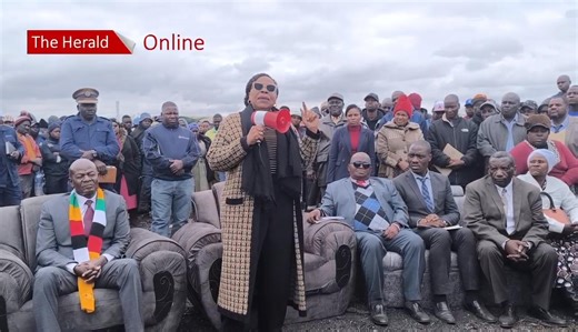 Women's Affairs, Community, Small and Medium Enterprises Development Minister Monica Mutsvangwa addresses victims who lost their wares to fire at the Glen View Area 8 Complex. 📹: Wilson Kakurira | The Herald-Zimbabwe