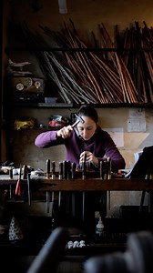 Liza Bergara est la 7ème génération d’artisans fabricants de makilas à Larressore. Bâton de tous les Basques, il est le fruit d’un savoir-faire ancestral que la jeune femme entend bien préserver. J’en parle dans mon article sur www.paysbasque.net (le lien est dans la bio) | Pays basque