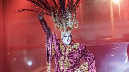 La gala drag queen se mete en el bolsillo al público de Mérida con tacones, pelucas y purpurina