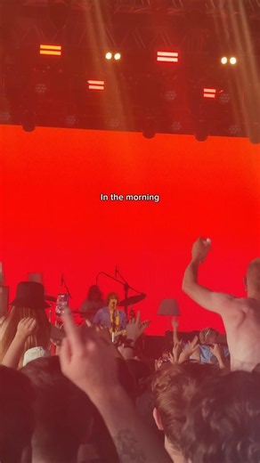 ‘In The Morning’ live at Neighbourhood. Can’t wait for more soon 🙌 #livemusic #festival #indie