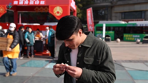 Hubing enjoys tradition and joy at the Chinese New Year market in Jiangsu. Cleaning, decorating, preparing food, and family gatherings mark the celebration. Dried plums are sweet and sour, fish maw is crispy, and red willow branches symbolize good fortune. Laughter and lively vibes create a rich cultural experience in Jiangsu. @Discover Nantong #CultureJiangsu #ArtJiangsu #JiangsuCulturalHeritage | Visit Jiangsu